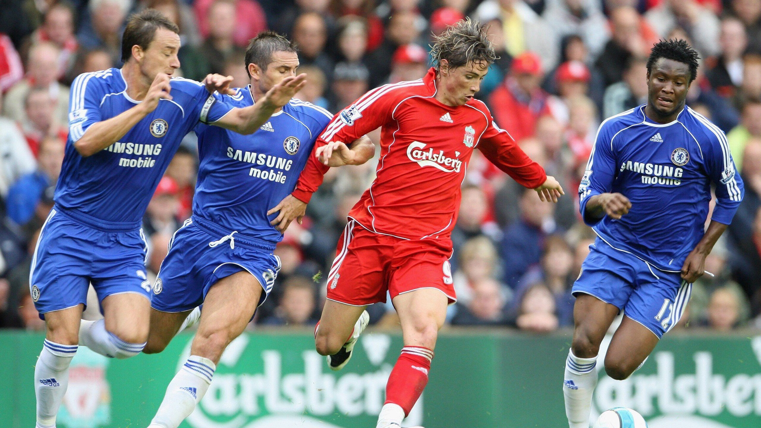 从足球场到乒乓球台，当轻取与扛起诠释两种东方力量