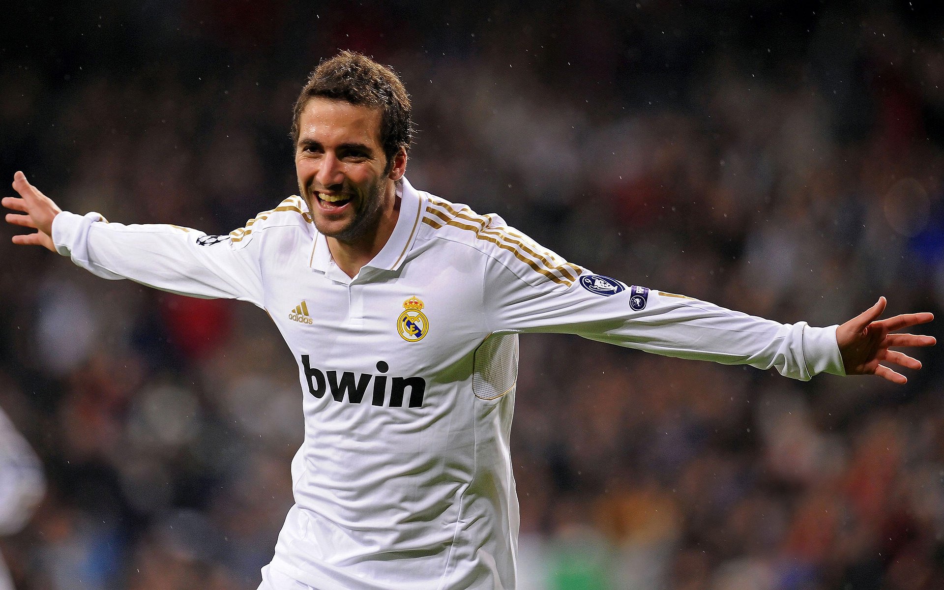 开云官方app入口-赛道上的双重奏鸣，阿斯顿马丁完胜迈凯伦，拉塞尔刷新纪录